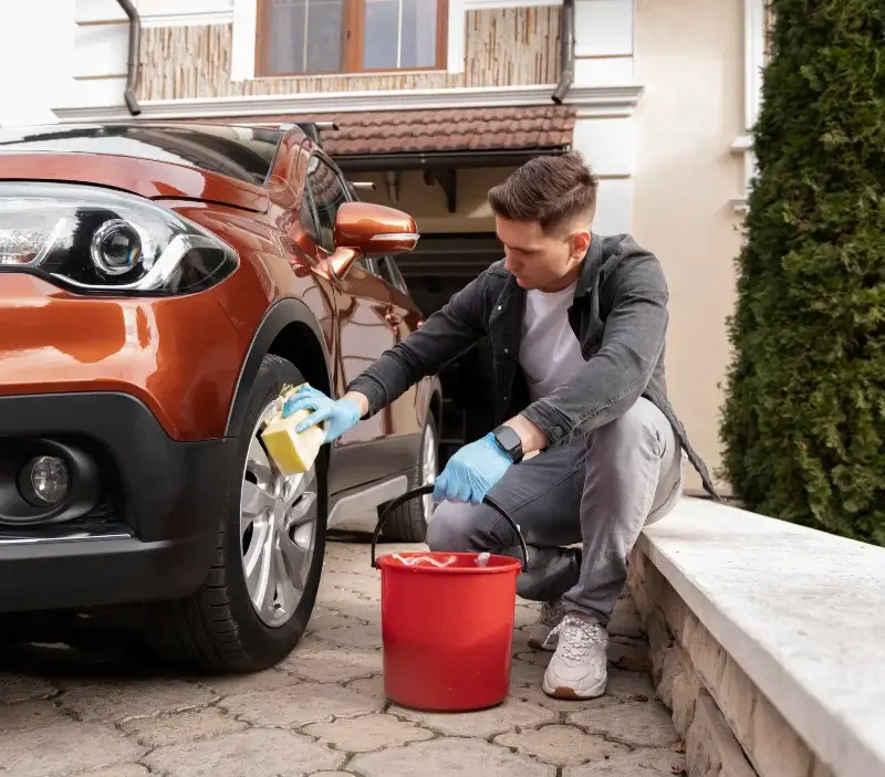 Lavage auto à domicile Surba : professionnel intervenant sur un véhicule